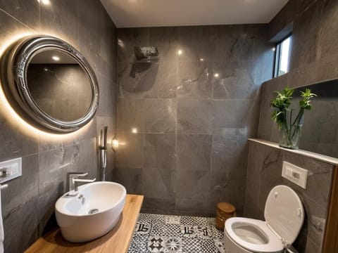 Shower, rainfall showerhead, free toiletries, hair dryer