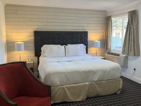 Standard Room, 1 King Bed | Iron/ironing board, free WiFi, bed sheets, alarm clocks