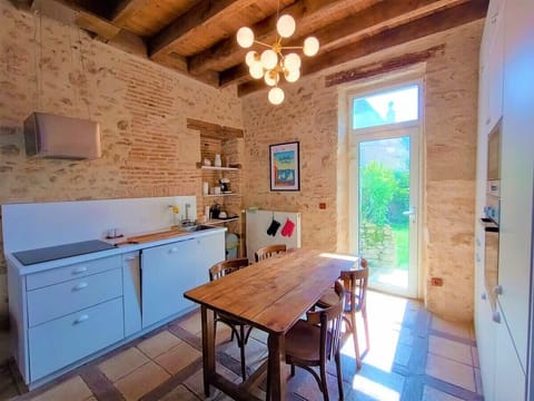 petite cuisine et table à manger