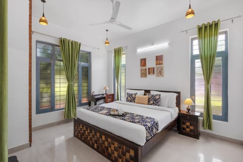 Deluxe Room, Pool View | Soundproofing, free WiFi