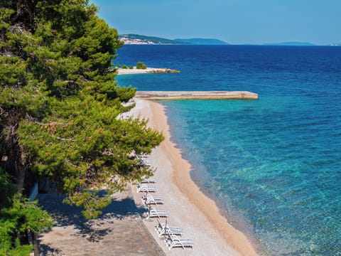 Beach nearby, white sand, 3 beach bars
