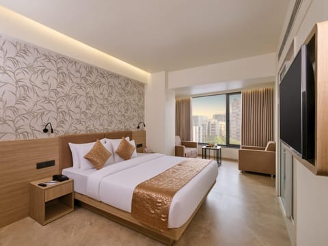 Suite | Hypo-allergenic bedding, memory foam beds, desk, laptop workspace