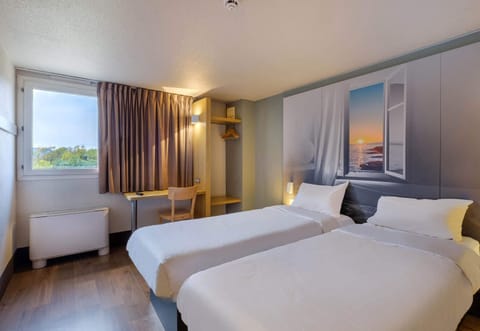 Twin Room, Non Smoking | Desk, soundproofing, WiFi (free), bed sheets