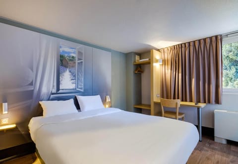 Desk, soundproofing, free WiFi, bed sheets