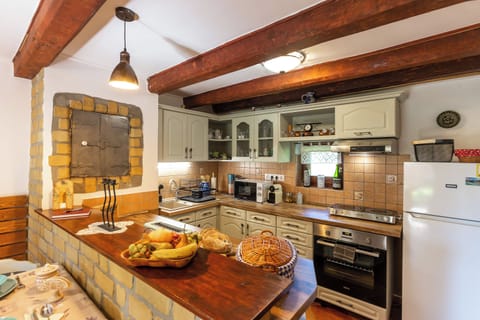 Family Townhome, 2 Bedrooms, Microwave (The Bird of Happiness-Heaven on earth) | Private kitchen