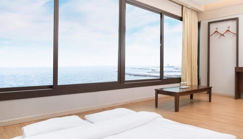 Minibar, laptop workspace, free WiFi, bed sheets