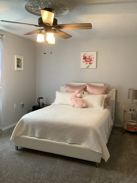 Queen bed with ATTACHED bathroom. Smart TV, microwave, electric kettle
