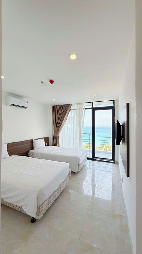 Deluxe Quadruple Room | In-room safe, blackout drapes, soundproofing, free WiFi