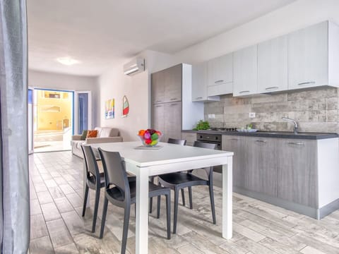 Furniture, Property, Table, Plant, Wood, Interior Design, Flooring, Floor, Picture Frame, Chair