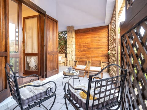 Furniture, Property, Table, Plant, Wood, Interior Design, Flooring, Floor, Picture Frame, Chair