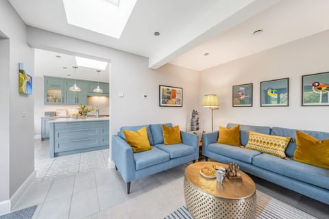 Barn at West Acres, Winterborne Kingston: The view through to the kitchen and dining area