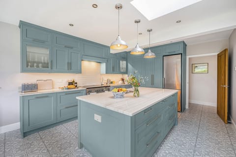 Barn at West Acres, Winterborne Kingston: The well-equipped kitchen provides everything you need