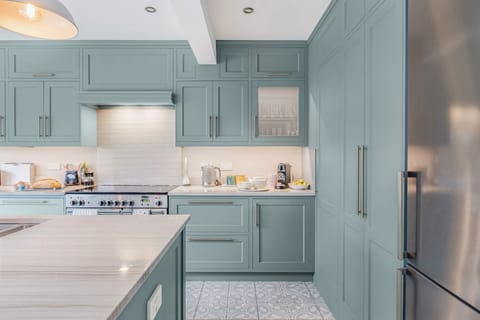 Barn at West Acres, Winterborne Kingston: Enjoy cooking on the electric range