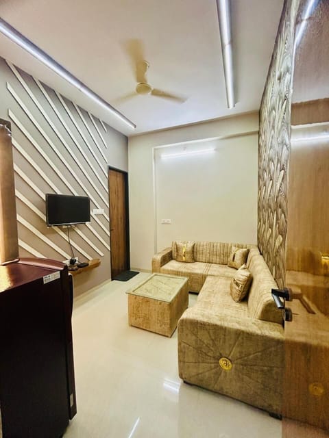 Classic Double Room, Park View | Living area