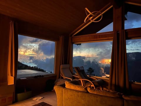 Phänomenaler Panoramablick aus dem Wohnzimmer über Vråvatn und Roholtfjellet