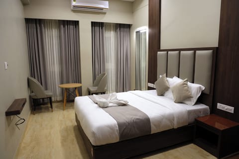 Deluxe Double Room | Desk, laptop workspace, iron/ironing board, free WiFi