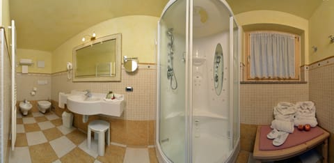 Junior Suite | Bathroom | Shower, free toiletries, hair dryer, slippers