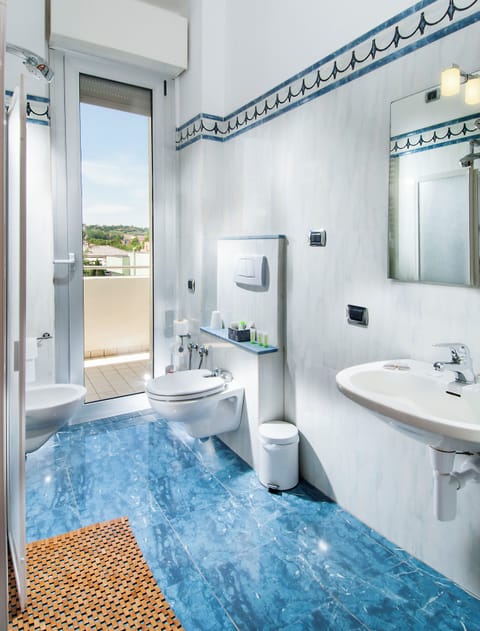 Shower, free toiletries, hair dryer, bidet