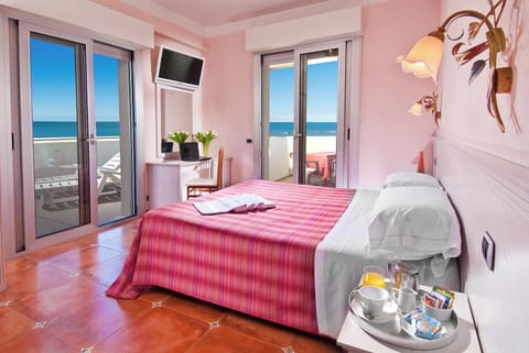 Sky Plus Matrimoniale | In-room safe, desk, soundproofing, iron/ironing board