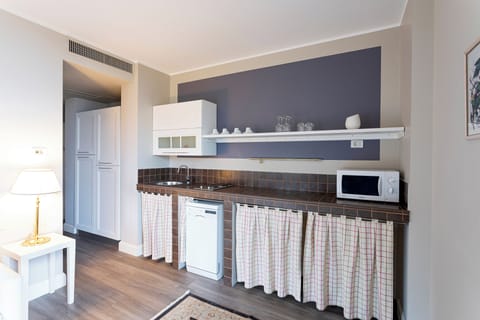 Condo, Lake View | Private kitchen | Electric kettle, highchair