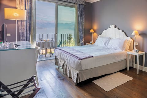 Classic Double or Twin Room, Lake View | Down comforters, minibar, in-room safe, desk