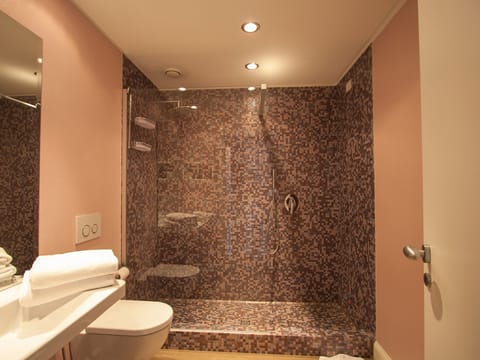 Bathroom | Free toiletries, hair dryer, slippers, bidet