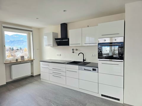 Deluxe Condo, Mountain View | Private kitchen | Electric kettle, toaster, highchair