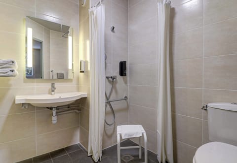 Double Room, Accessible, Non Smoking | Bathroom | Shower, towels