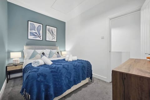 Relax in the double bedroom at Blue Puffin Stays Short Lets & Serviced Accommodation, complete with high-quality bed, premium linens, and a cosy lampshade—perfect for a restful night after a day of exploring