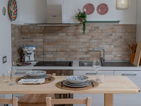 Table, Tap, Kitchen Sink, Property, Countertop, Sink, Plumbing Fixture, Kitchen, Interior Design, Wood