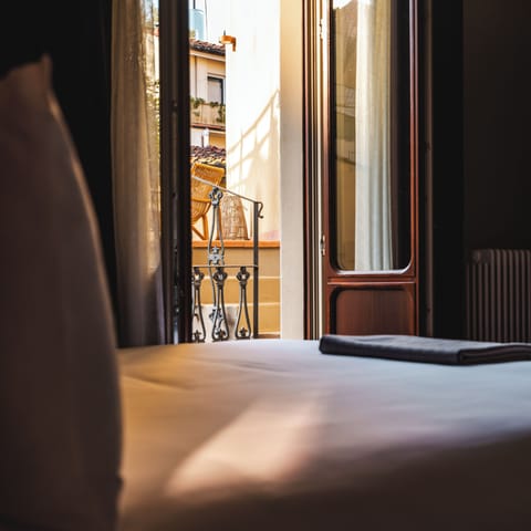 1AM | In-room safe, desk, laptop workspace, soundproofing