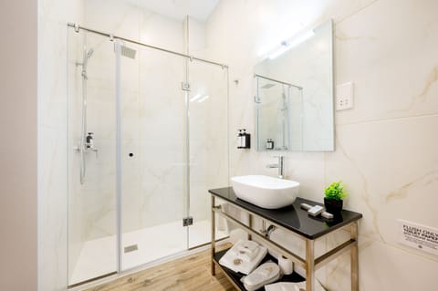 Double Room | Bathroom | Shower, free toiletries, hair dryer, slippers