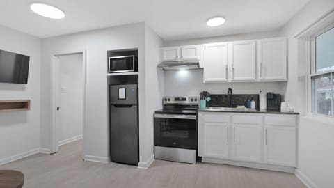 Studio Suite | Private kitchen | Mini-fridge, microwave, coffee/tea maker, freezer