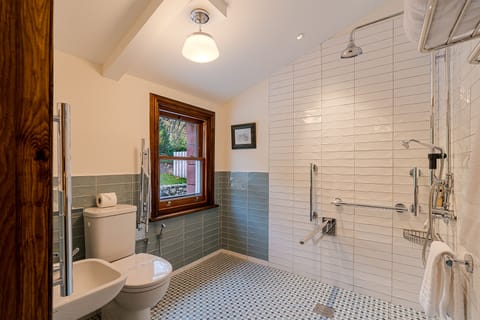 Small Double Room - Pet Friendly | Bathroom | Shower, rainfall showerhead, free toiletries, hair dryer