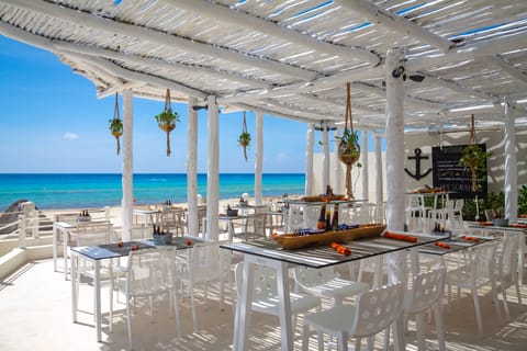 9 restaurants; breakfast, lunch, dinner, and brunch served