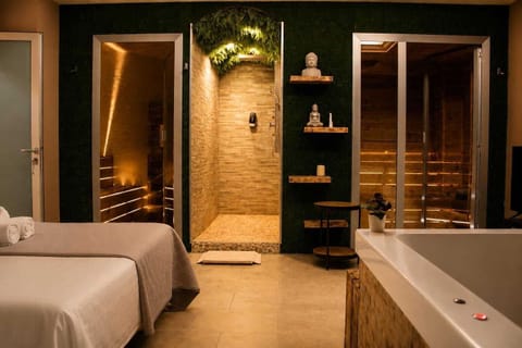 Royal Room, 1 Bedroom | In-room safe, desk, blackout drapes, iron/ironing board