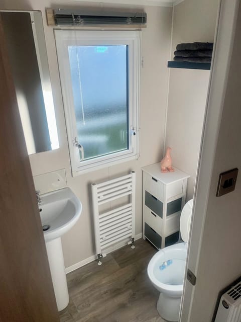 Chalet | Bathroom | Shower, free toiletries, towels