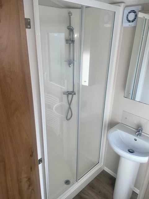 Chalet | Bathroom | Shower, free toiletries, towels