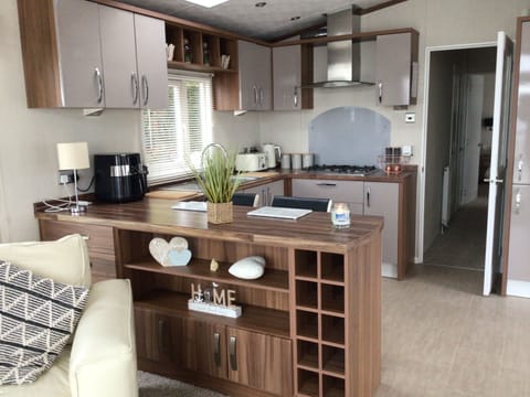 Chalet | Private kitchen | Fridge, microwave, oven, stovetop