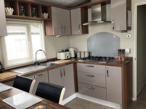 Chalet | Private kitchen | Fridge, microwave, oven, stovetop