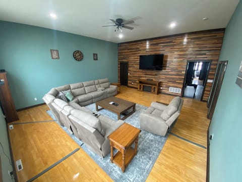 Living Room, 5 Recliners