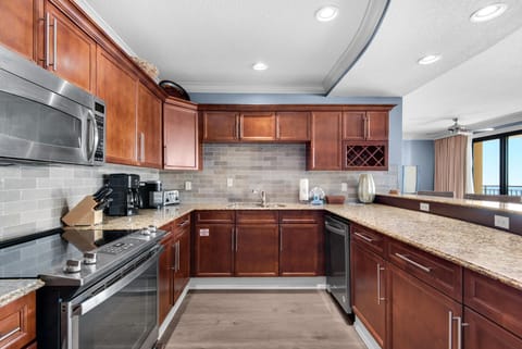 Condo, Multiple Beds (Emerald Grande W625) | Private kitchen | Oven, toaster