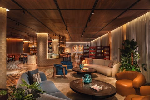2 bars/lounges