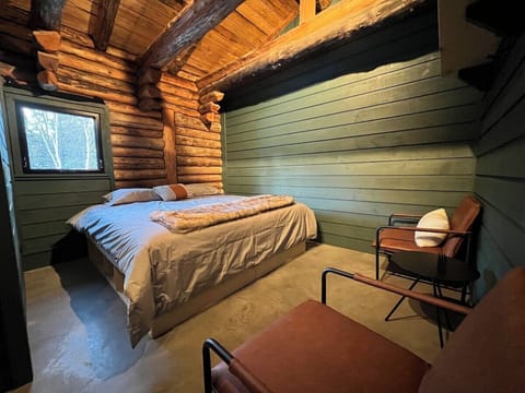 Superior bedroom with king bed (separable into 2 single beds)