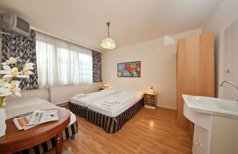 Hypo-allergenic bedding, desk, free WiFi, bed sheets