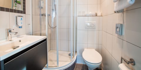 Single Room | Bathroom | Shower, eco-friendly toiletries, hair dryer, towels