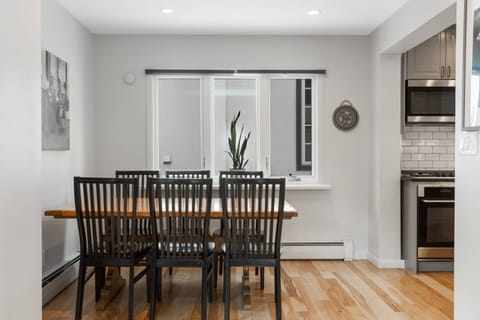 Dining Area with seating for 6.