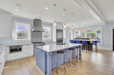 Fully equipped kitchen.