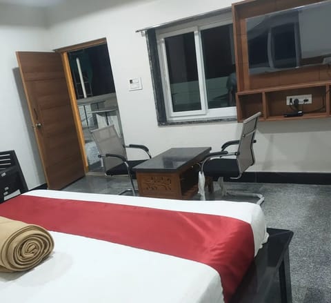 Deluxe Double Room, City View | Desk, free WiFi