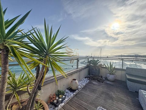 Profitez de cette terrasse ensoleillée avec vue imprenable sur la mer. Imaginez-vous ici, sirotant un verre de vin au coucher du soleil, entouré de verdure luxuriante.